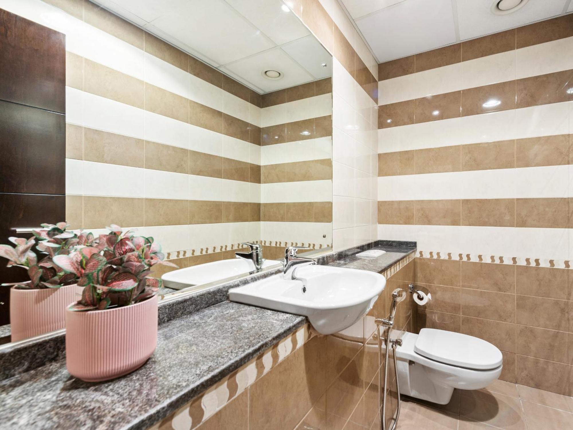 Fresh & Stylish 2br In La Fontana Apartment Dubai