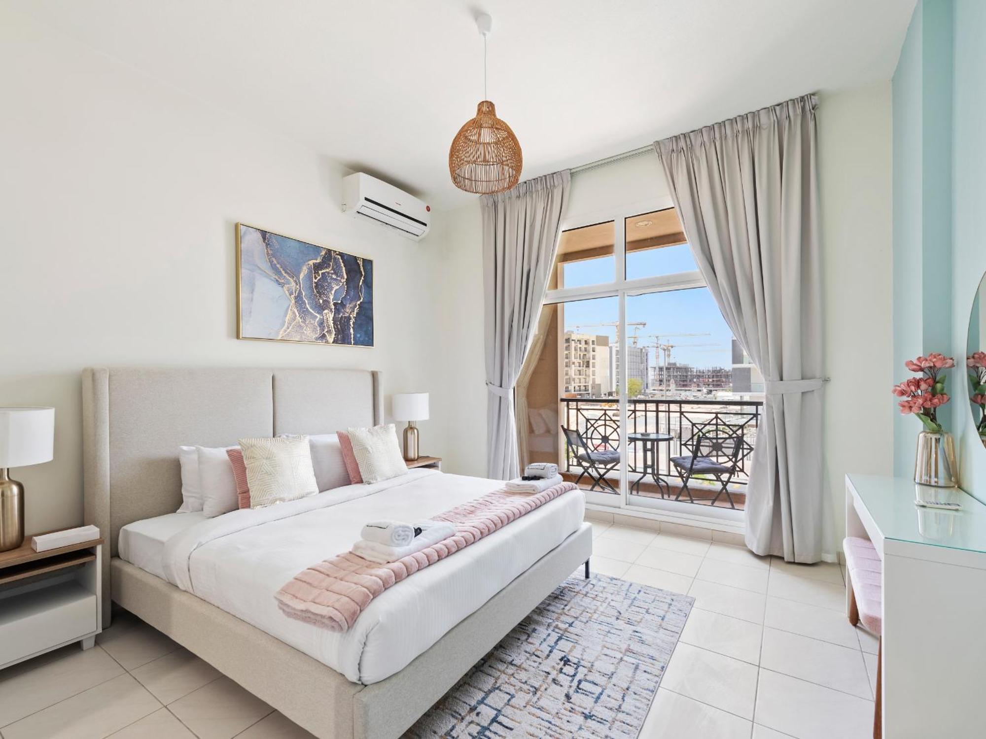 Fresh & Stylish 2br In La Fontana Apartment