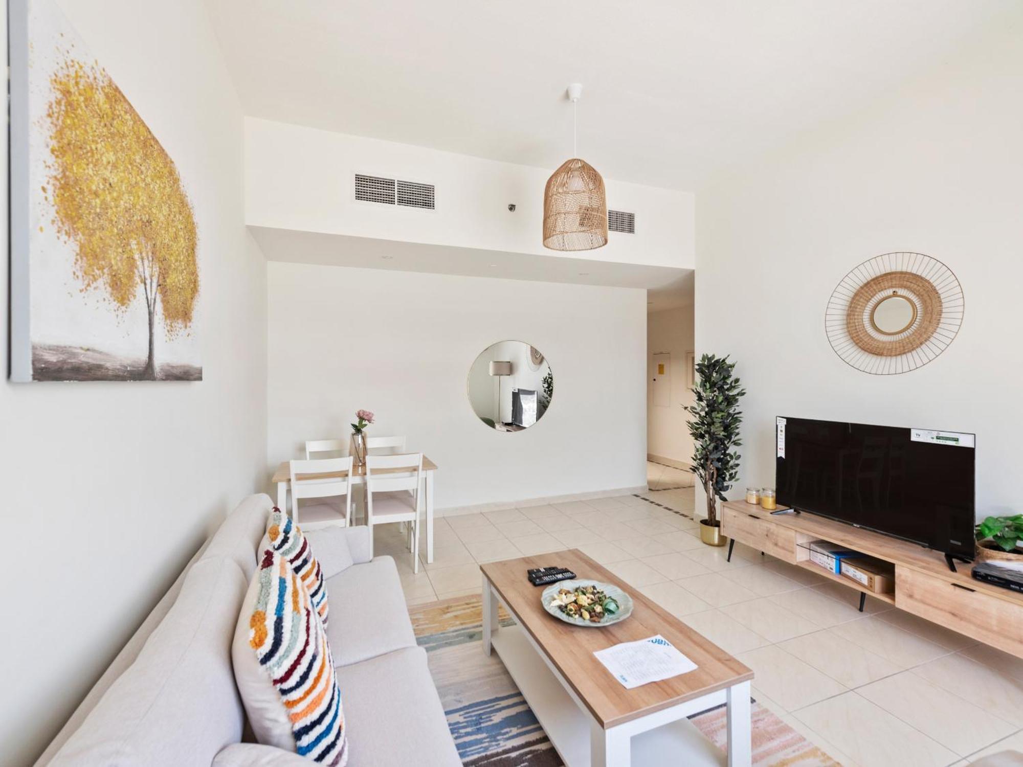 Fresh & Stylish 2br In La Fontana Apartment