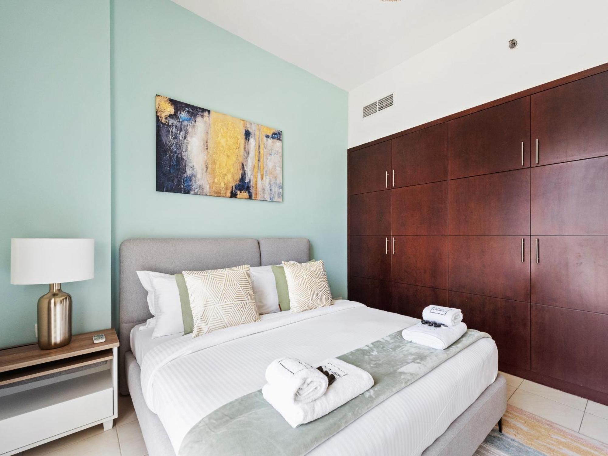 Fresh & Stylish 2br In La Fontana Apartment